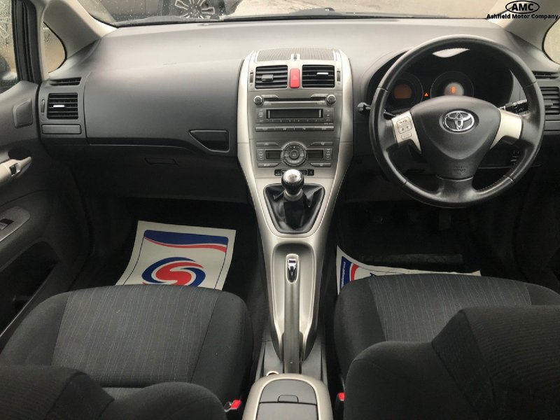 TOYOTA AURIS